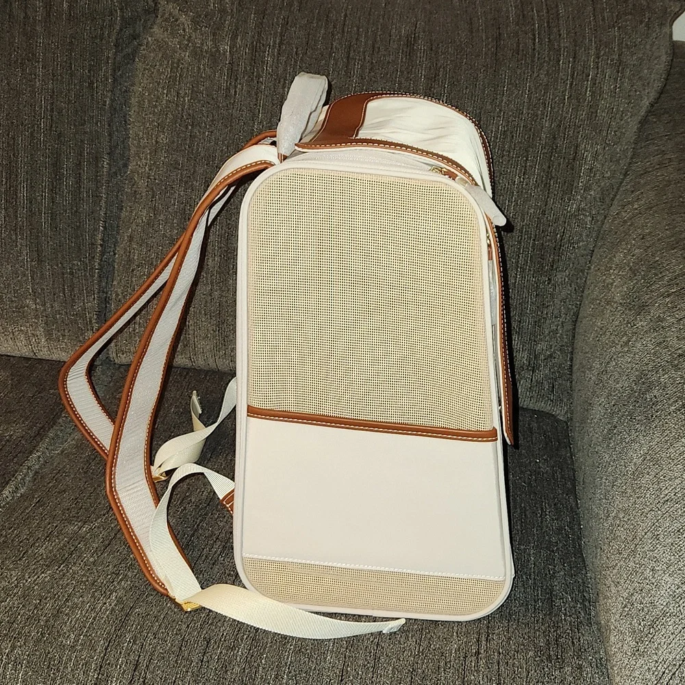 NEW, VERY NICE, NEVER USED VOOCOO Small Pet Carrier Backpack...Cat, Dog, etc.
